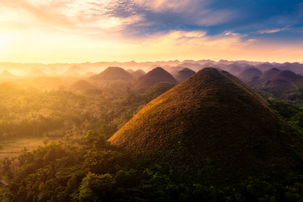 tropical morning sun comming sobre las colinas del chocolate, bohol - comming fotografías e imágenes de stock