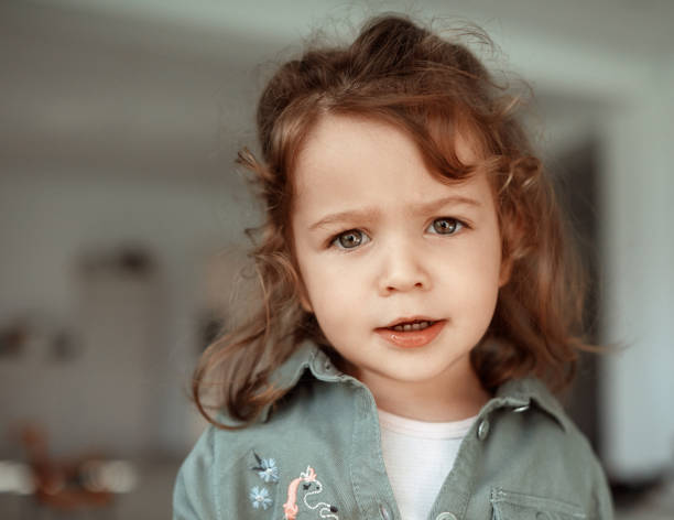 baby-mädchen mit einer haltung! - making a face child humor human face stock-fotos und bilder