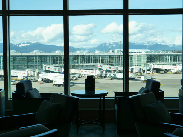 고급 라운지에서 공항과 아름다운 산의 숨막히는 전경. - vancouver international airport 뉴스 사진 이미지
