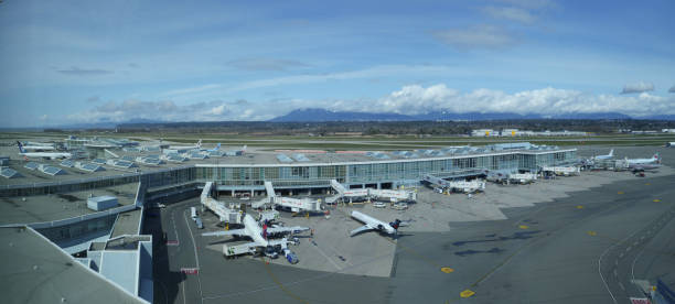 공중: 대형 화이트 델타 및 에어캐나다 항공기 탑승 준비. - vancouver international airport 뉴스 사진 이미지