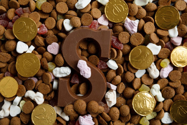 holenderski mieszane cukierki i pepernoten spożywane podczas święta sinterklaas - chocolate coins zdjęcia i obrazy z banku zdjęć