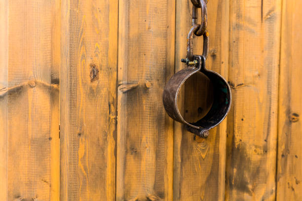 vieilles chaînes forgées criminelle d'arrestation traditionnelle sur le fond en bois - arrest furious bondage chain photos et images de collection