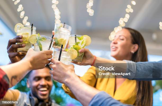 Beste Freunde Trinken Zusammen In Fashion Bar Restaurant Freundschaftskonzept Mit Jungen Menschen Die Spaß Beim Toasten Von Getränken Auf Happy Hour In Der Kneipe Getrunken Haben Vivid Neon Filter Mit Fokus Auf Mojitococktails Stockfoto und mehr Bilder von Trinken