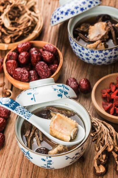 guisado dos reforços do cogumelo da árvore de chá - soup chinese culture herbal medicine chinese medicine - fotografias e filmes do acervo