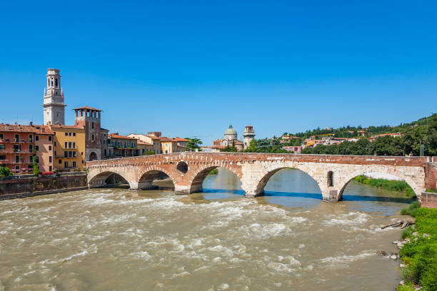 die alte römerische brücke in verona überspannt den fluss etsch - verona italy bridge ponte pietra italy stock-fotos und bilder