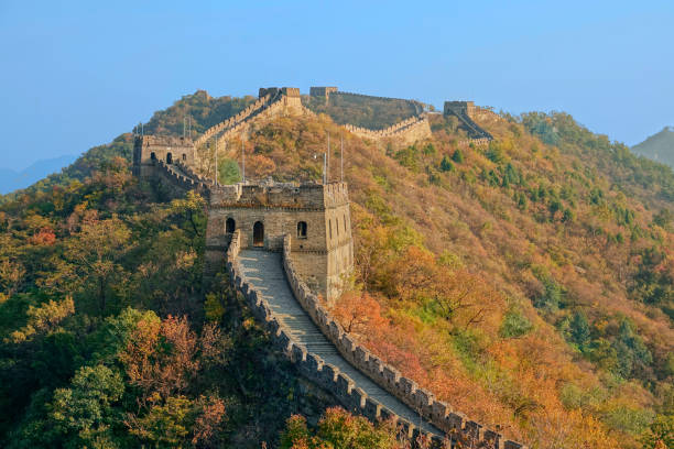 ドローン:中国の山に沿って走る万里の長城の風光明媚なドローンショット。 - china great wall of china wall beijing ストックフォトと画像