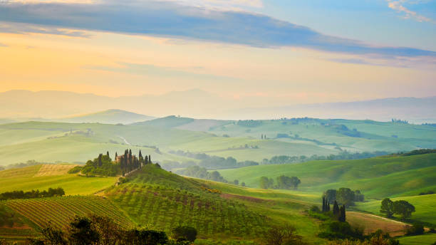 istock Tuscany hills 1185021462
