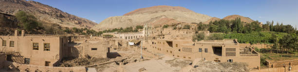 a vila de tuyuq, região autônoma de xinjiang. china - turpan - fotografias e filmes do acervo