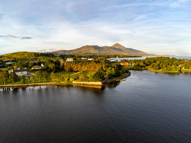 widok z lotu ptaka na górę croagh patrick i zatokę westport o wschodzie słońca - croagh patrick zdjęcia i obrazy z banku zdjęć