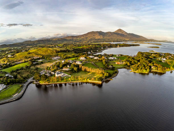 widok z lotu ptaka na górę croagh patrick i zatokę westport o wschodzie słońca - croagh patrick zdjęcia i obrazy z banku zdjęć