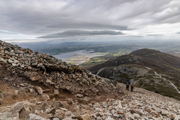 wędrówki ze szlakiem, skałami i roślinnością na górze croagh patrick i westport w tle - croagh patrick zdjęcia i obrazy z banku zdjęć