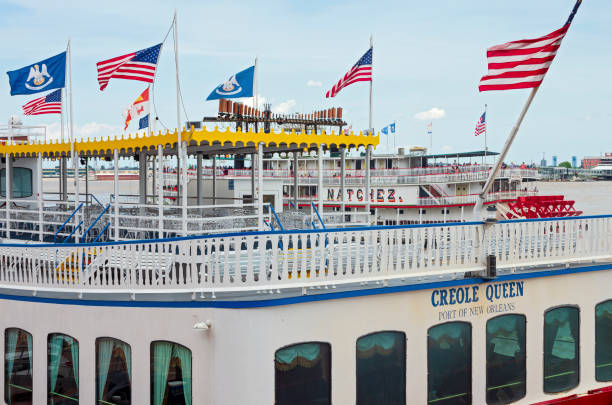 뉴올리언스 항구의 랜드마크 증기선 - new orleans steamboat orleans new 뉴스 사진 이미지