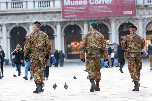 vista trasera de tres hombres anónimos con uniforme militar - tourist photographing armed forces military fotografías e imágenes de stock