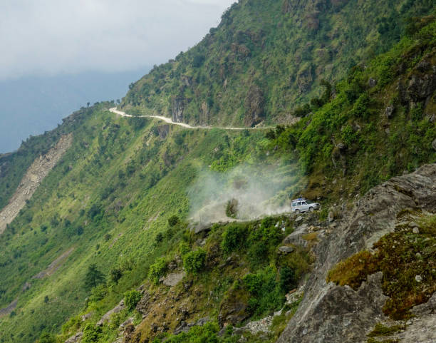 turyści w podróży do tybetu jazdy jeepem w dół polnej drodze w himalajach. - steep road footpath moving down zdjęcia i obrazy z banku zdjęć