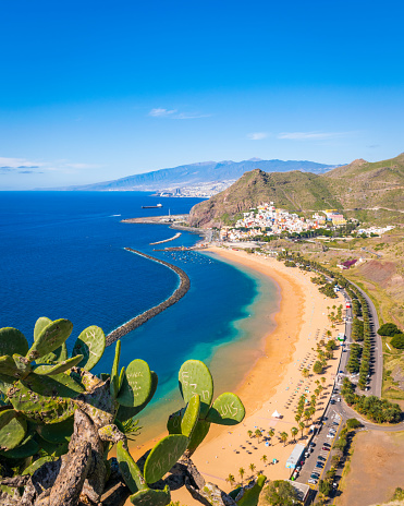 Playa de Las Teresitas, con Santa Cruz y El Teide al fondo, Tenerife, Isla Canaria, España photo