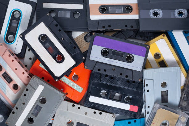 pile de cassettes en vinyle .
technologie obsolète de l'enregistrement audio et des cassettes audio de format de lecture, vue supérieure. - playback photos et images de collection