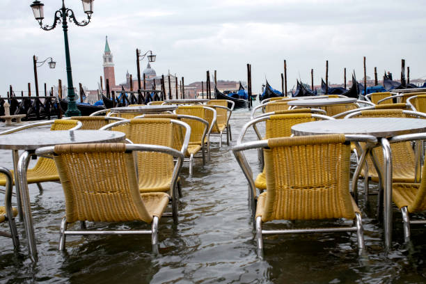 café de pavimento inundado, venecia, italia - out of season fotografías e imágenes de stock