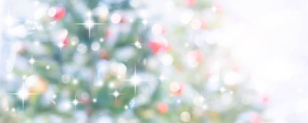 desenfoque abstracto decorado árbol de pino adorno de navidad en el fondo interior del hogar con estrella parpadeante y efecto de nevadas para el espectáculo, anuncios, producto de diseño en la exhibición concepto en navidad alegre y feliz concepto de  - holiday lights fotografías e imágenes de stock