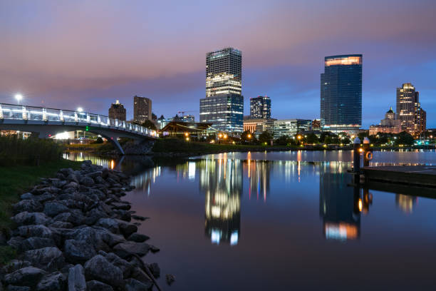 istock Night Skyline of Milwaukee, Wisconsin 1185046543