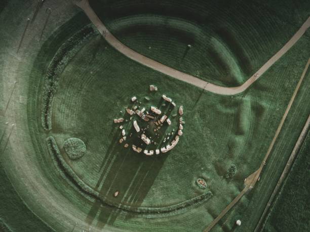 stonehenge desde arriba - megalith fotografías e imágenes de stock