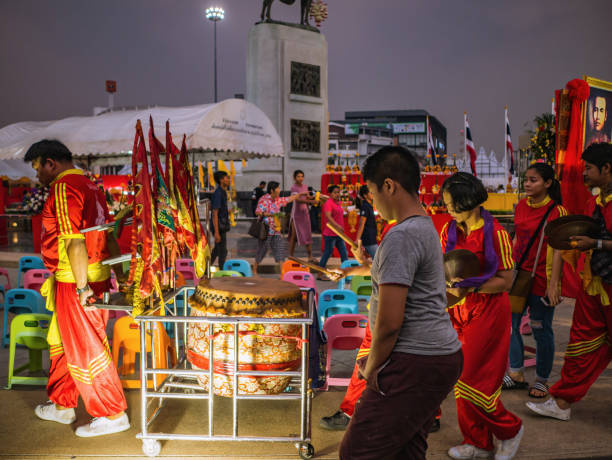 не знакомые люди посещают "король таксин фестиваль" в wongwianyai бангкоке thailand.king taksin великий король, который спас таиланд в истории - thonburi стоковые фото и изображения