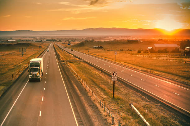 高速道路の夕日 - laramie ストックフォトと画像