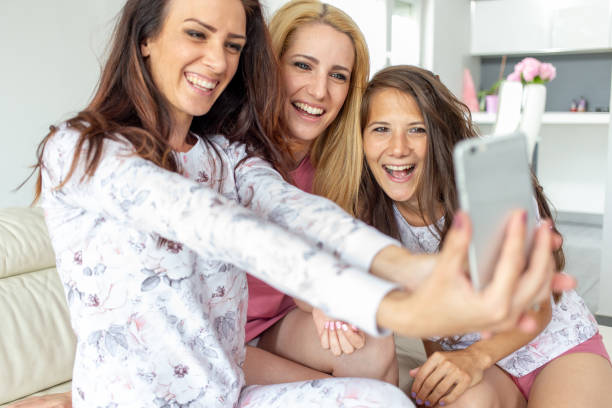 istock Girls' night in 1185070254