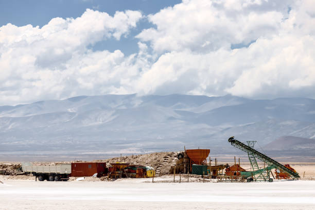 macchine da estrazione con montagne sullo sfondo a salinas grandes a jujuy, argentina - 13603 foto e immagini stock