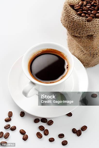 コーヒーカップサックの白背景で豆の焙煎 - エスプレッソのストックフォトや画像を多数ご用意 - エスプレッソ, カフェ, カフェイン
