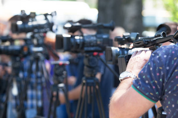 istock Filming an media event with a video camera. Press conference. 1185085731