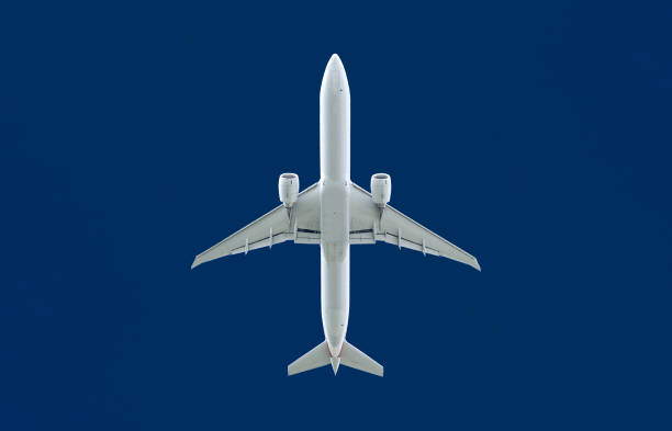 commercial passenger jet airplane at the sky - from the bottom imagens e fotografias de stock