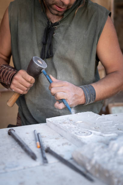 manos del hombre trabajando con martillo y cincel en el taller de artesanía - sculptor art and craft carving stone fotografías e imágenes de stock