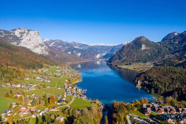 grundlsee in the famous salzkammergut in austria - ausseerland stock-fotos und bilder