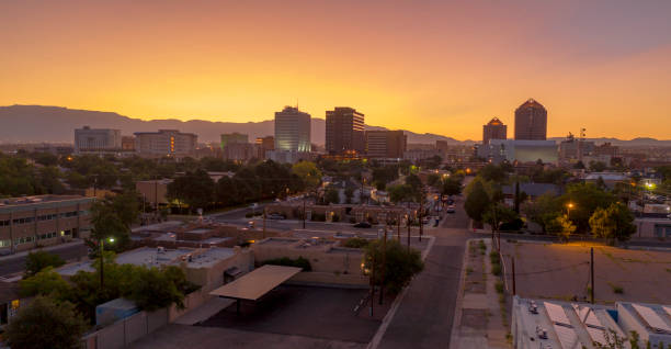 orange sunrise aerial perspective downtown city skyline albuquerque nouveau-mexique - albuquerque new mexico skyline southwest usa photos et images de collection