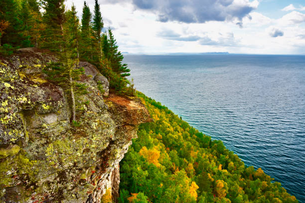 thunder bay lookout, parco provinciale gigante addormentato, ontario, canada - thunder bay canada ontario provincial park foto e immagini stock