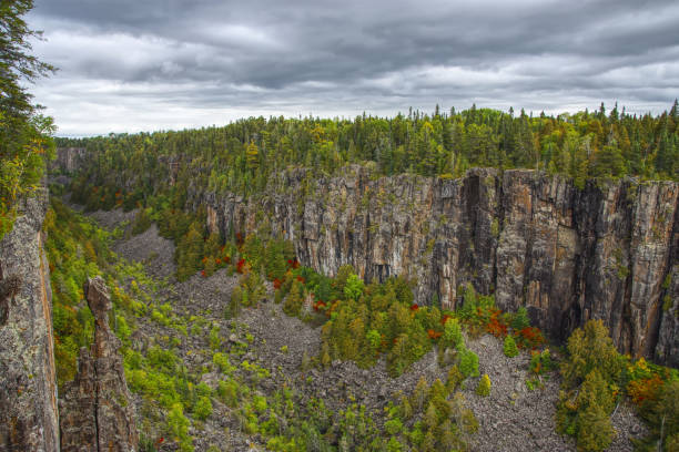 초가을 오이멧 캐년, 썬더 베이 디스트릭트, 온타리오 - thunder bay canada ontario provincial park 뉴스 사진 이미지