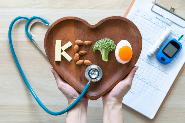 케톤 생성 식단을 위한 케토 식품, 심장 질환 및 당뇨병 질환 예방을 위한 고단백, 지방, 저탄수화물로 심장 건강을 위한 건강한 영양 식품 섭취 라이프스타일 - lowcarb 뉴스 사진 이미지