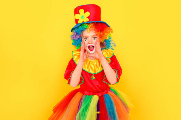 эй, слушай меня! забавный маленький клоун, глядя в камеру - clown circus telephone humor стоковые фото и изображения