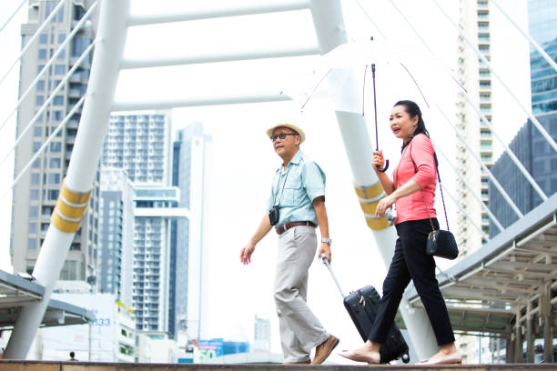 concepto de viajes de ancianos y turismo. pareja de ancianos asiáticos viajando turistas felices emocionados en la ciudad - couple walking old middle fotografías e imágenes de stock