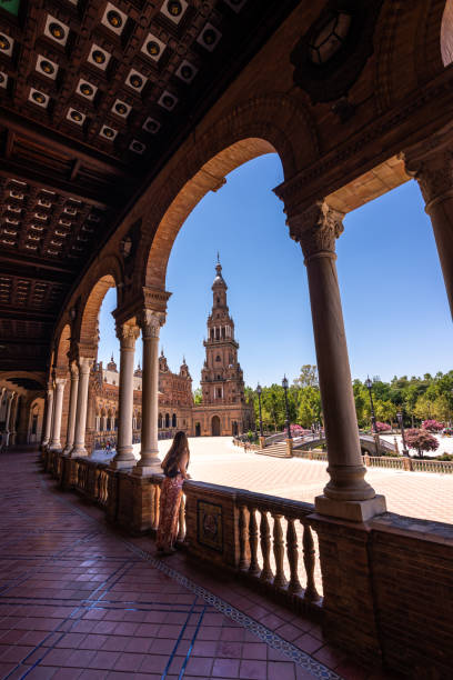 frau mit blick auf geflieste provinznischen entlang der mauern der plaza de espaa in sevilla, spanien - seville water spain european culture stock-fotos und bilder