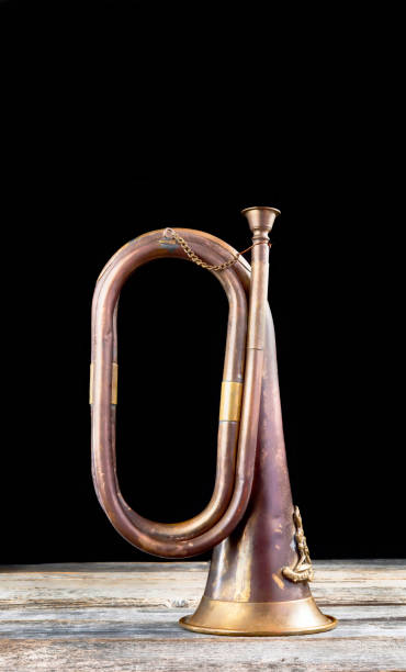 stary mosiądz bugle - bugle cavalry trumpet brass instrument zdjęcia i obrazy z banku zdjęć