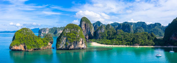 アオプラナンビーチ、レイレイベイ、クラビ、タイの伝統的なロングテールボートと空中写真プラナン洞窟ビーチ。 - アオナン ストックフォトと画像