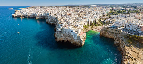 polignano a mare, pouilles, italie - southern sky photos et images de collection