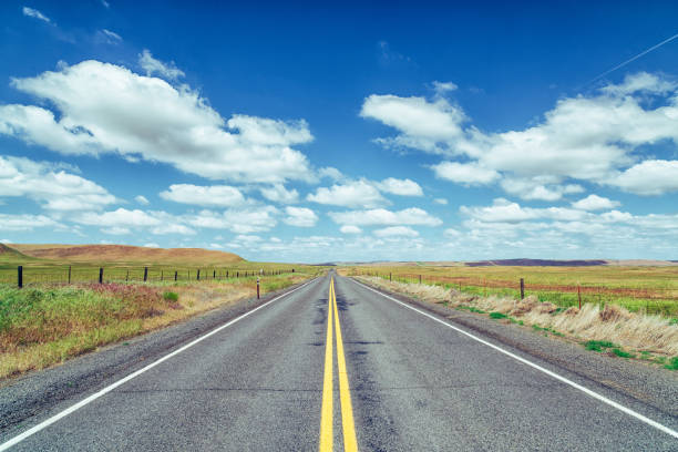 istock Washington State Highway in Palouse Prairie 1185171063