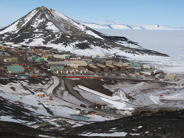 mcmurdo вокзала, антарктика - outpost стоковые фото и изображения