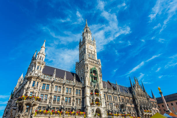 ратуша на мариенплац в мюнхене - glockenspiel стоковые фото и изображения