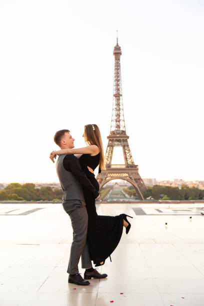 heiratsantrag in paris, romantisches datum in der nähe des eiffelturms, flitterwochen in frankreich - paris france eiffel tower love kissing stock-fotos und bilder