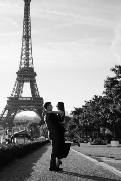 heiratsantrag in paris, romantisches datum in der nähe des eiffelturms, flitterwochen in frankreich - paris france eiffel tower love kissing stock-fotos und bilder