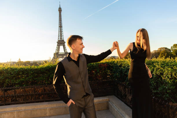 romantisches datum in der nähe des eiffelturms in paris. glückliche flitterwochen in frankreich. paar verliebt - paris france eiffel tower love kissing stock-fotos und bilder