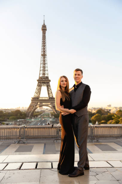 porträt des glücklichen paares. eiffelturm, paris, frankreich - paris france eiffel tower love kissing stock-fotos und bilder